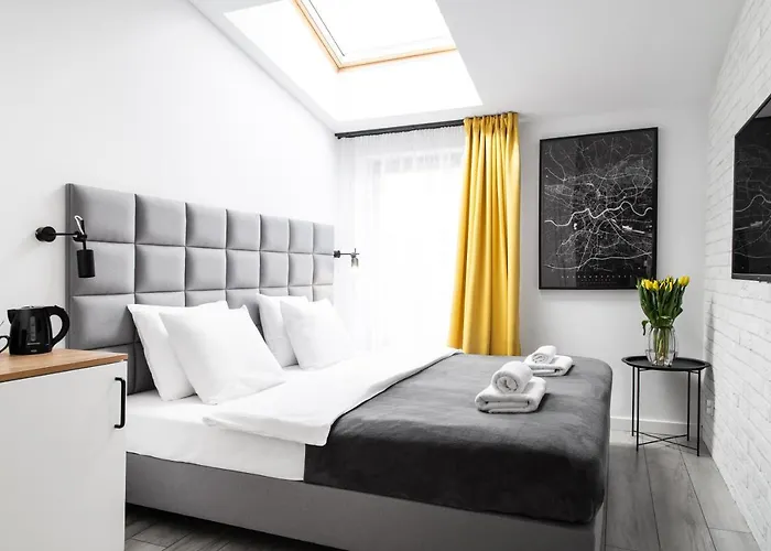 HOUSEHOST : Ul. Miodowa 42/42a