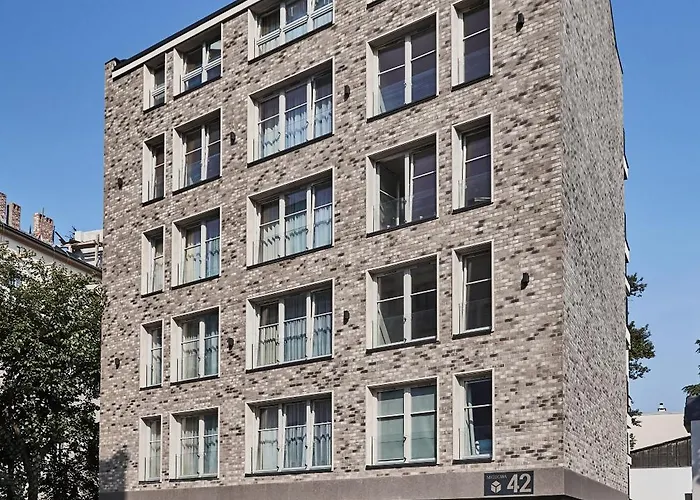 HOUSEHOST : Ul. Miodowa 42/42a